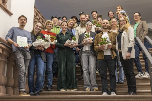 Die Gewinner des Wettbewerbs 2025 "Neues Grün für Würzburg" mit den Organisatoren und der Jury (Bild: Gudrun Müller) Die Gewinner des Wettbewerbs 2025 "Neues Grün für Würzburg" mit den Organisatoren und der Jury (Bild: Gudrun Müller)