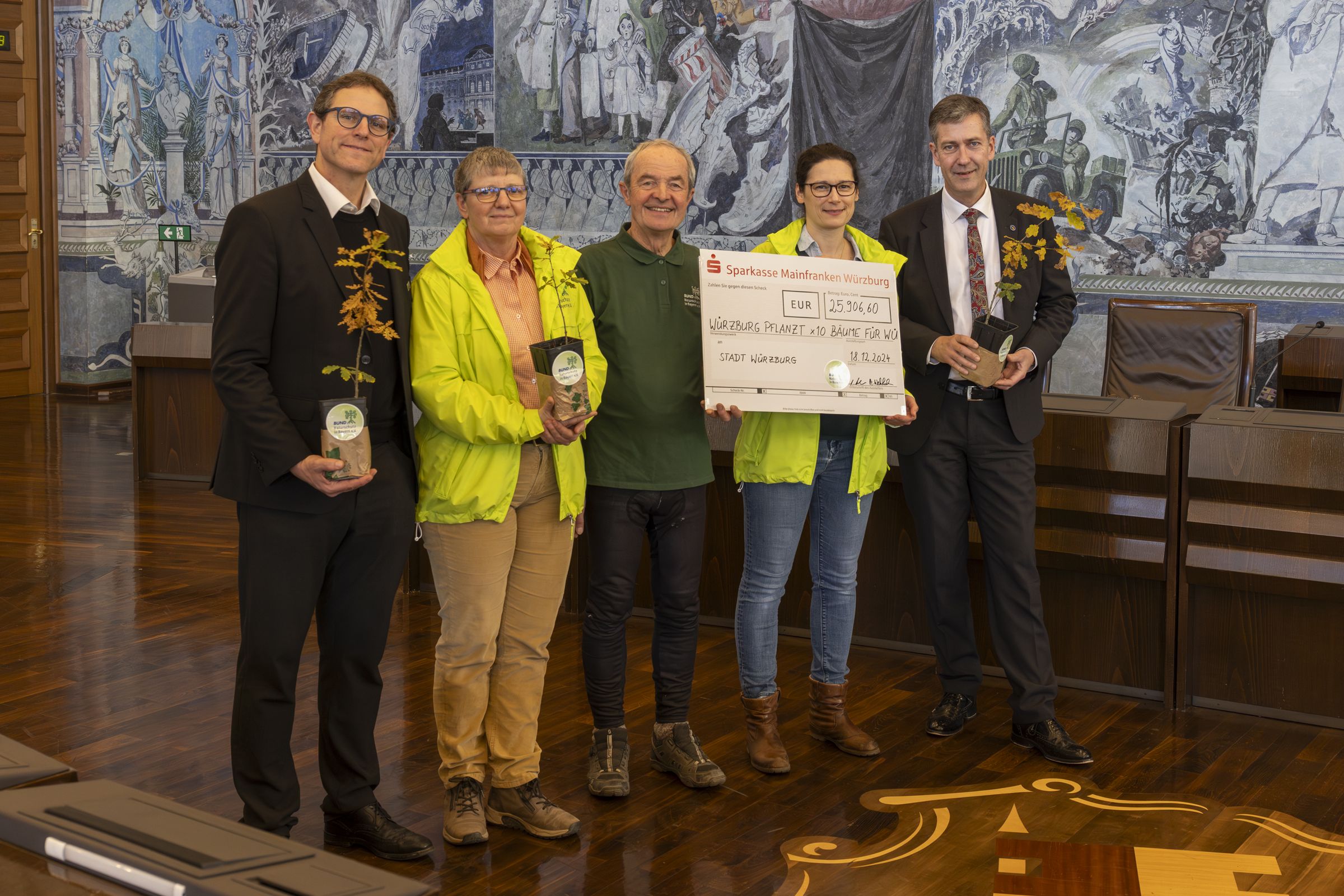 Spendenübergabe "Würzburg pflanzt x10" im Rathaus am 18.12.2024 (Bild: Johannes Müller) Spendenübergabe "Würzburg pflanzt x10" im Rathaus am 18.12.2024 (Bild: Johannes Müller)