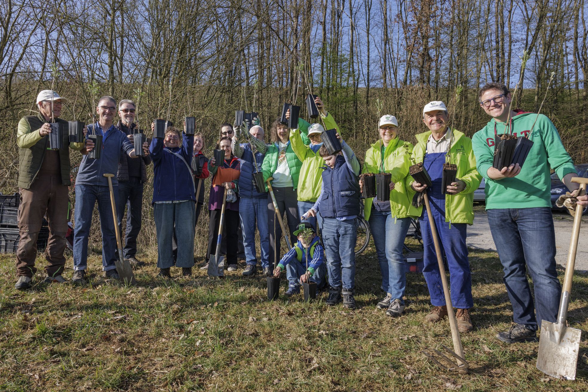 5. April 2025 Abschlusspflanzaktion zur Aktion "Würzburg planztx10" in Heidingsfeld (Bild: Karl-Georg Schönmüller) 5. April 2025 Abschlusspflanzaktion zur Aktion "Würzburg planztx10" in Heidingsfeld